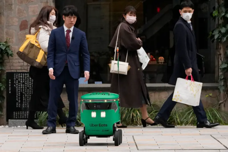 ▲日本Uber Eats攜手美國機器人公司Cartken、日本三菱電機推出「機器人外送」服務。(圖/美聯社/達志影像)