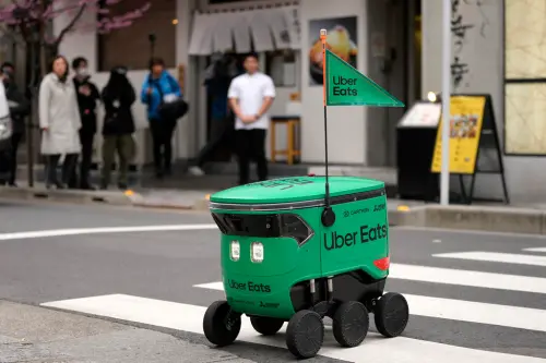 影／日Uber Eats推動「機器人送餐」！能看紅綠燈、提醒行人當心
