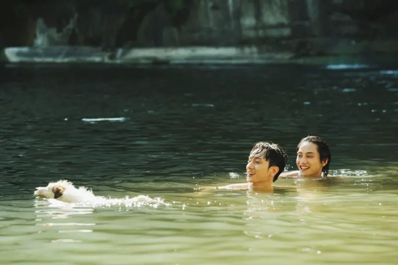 ▲范少勳（右）和劉俊謙都是游泳健將，在《我在這裡等你》片中共游、畫面唯美。（圖／抓馬文化）