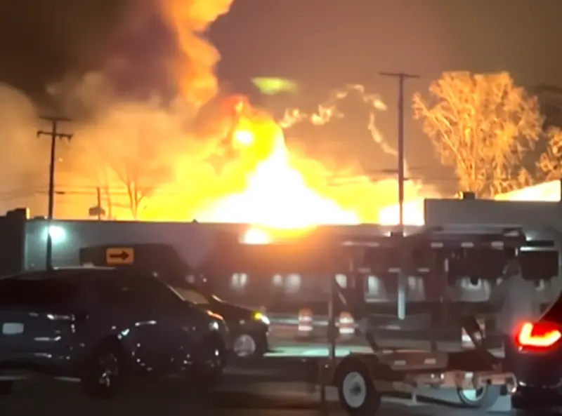 ▲密西根州的最大城市底特律（Detroit），在當地時間3月4日晚間時，一間工業倉庫大樓發生火警，現場還傳出爆炸巨響，驚動全鎮居民。（圖／取自社群平台X）