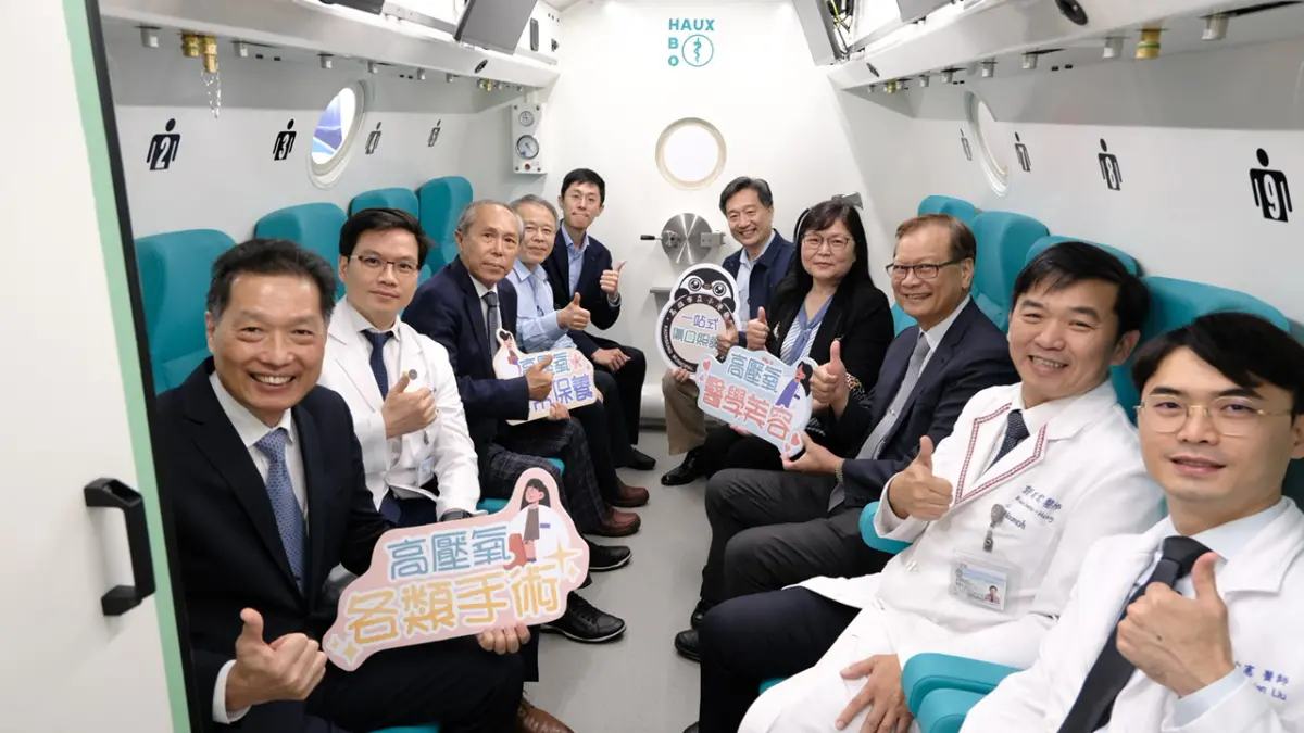 ▲小港醫院邀請貴賓於高壓氧艙進行合影。（圖／小港醫院提供）