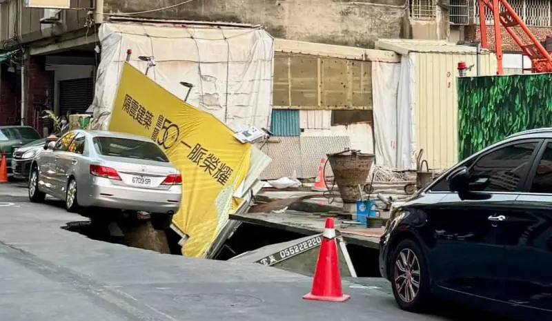 ▲臺南市五妃街與西門路一段路口，今(6)日晚間5點多發生新建工地施工處路面塌陷，1台小貨車掉落於坑洞內。（圖／截自台南式 Tainan Style）