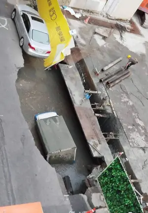 ▲台南市中西區五妃街發生路基疑因施工造成掏空塌陷。1台小貨車掉落於坑洞內。（圖／截自台南式 Tainan Style）