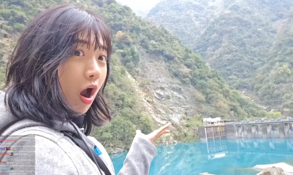 ▲企鵝妹看到太魯閣「溪畔壩」美麗的藍綠色溪水，感到相當新奇。（圖／取自Twitch@Jinnytty）