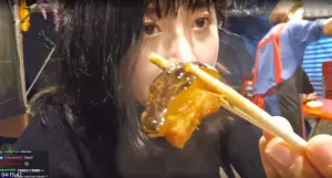 ▲企鵝妹在東大門夜市，挑戰人生首次吃鱷魚肉。（圖／取自Twitch@Jinnytty）