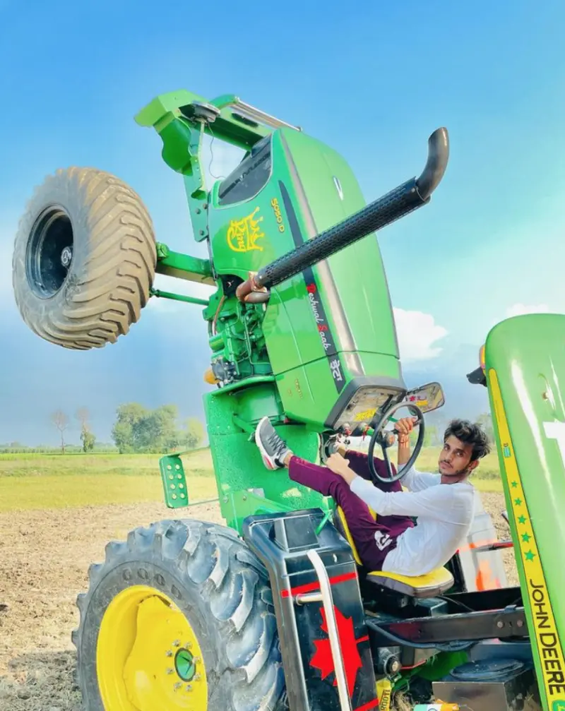 ▲這不是德斯瓦爾頭一回表演用拖拉機「翹孤輪」,IG的舊照片也能看到類似演出。(圖/翻攝自Nishu Deshwal的IG)