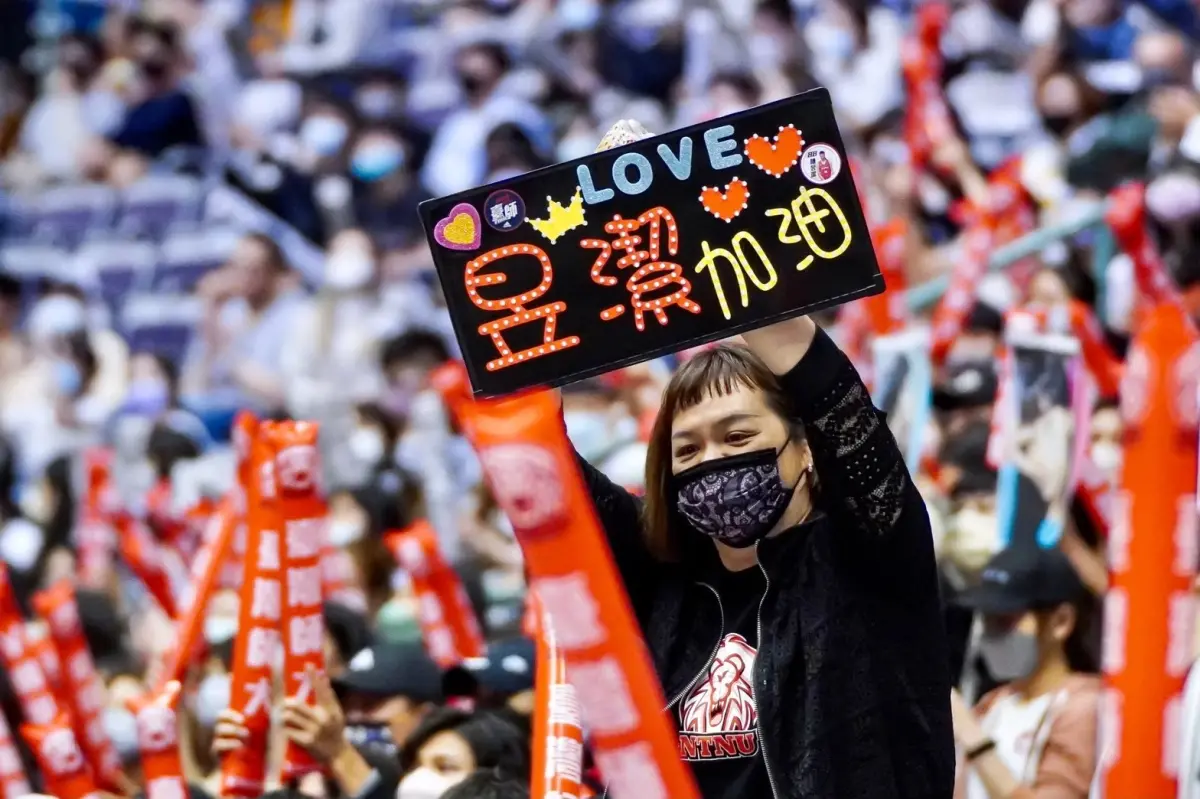 ▲陳昱潔和媽媽黃慧真，同時當選最佳球星和球迷。（圖／大專體總提供）