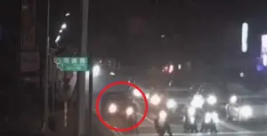 連闖2紅燈!宜蘭轎車街道狂飆撞翻3機車 釀1騎士身亡、3人受傷