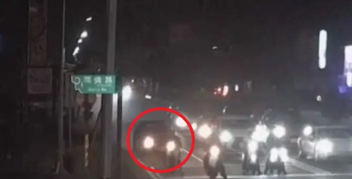▲李男行駛在慢車道上，高速撞飛2部停等紅燈的機車。（圖／翻攝畫面）