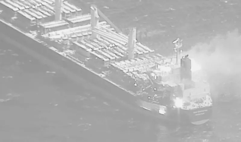 ▲掛巴貝多國旗的散貨船真實信念號遭到胡塞武裝組織的飛彈擊中。（圖／美聯社／達志影像）