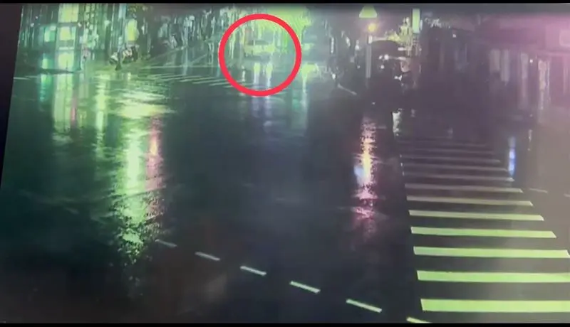▲劉男今天凌晨開車行經新店寶橋路突然遭追撞。（圖／翻攝畫面）
