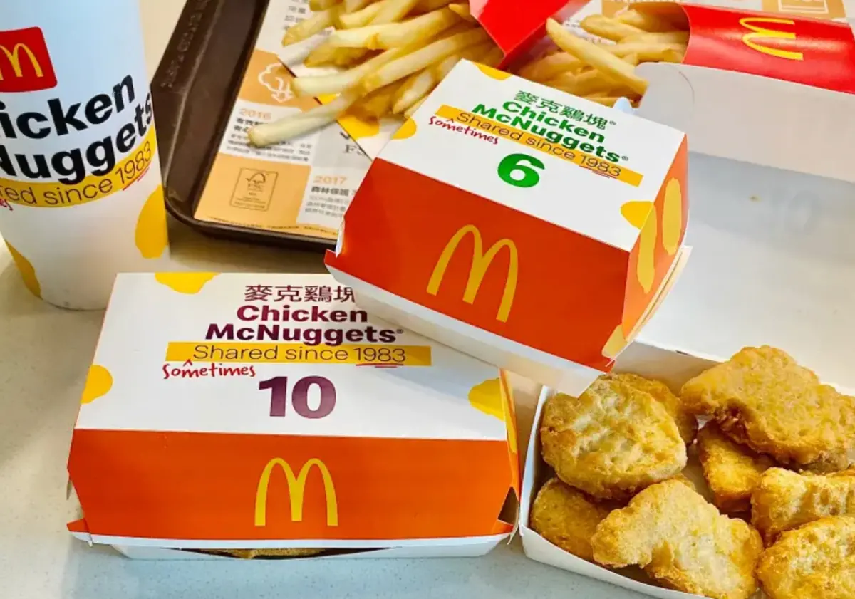 ▲本週5大速食通通「買一送一」，麥當勞雞塊「買10送10」，大薯、OREO「買一送一」；摩斯漢堡、漢堡王、21世紀風味館都「買一送一」，繼光香香雞則有「加購半價」一次整理。（圖/記者蕭涵云攝）