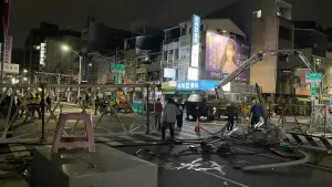 ▲昨天晚間台南傳出路面塌陷,經相關單位搶救,翻覆的吊車吊臂已在切割後排除。(圖/翻攝畫面) ▲昨天晚間台南傳出路面塌陷,經相關單位搶救,翻覆的吊車吊臂已在切割後排除。(圖/翻攝畫面)