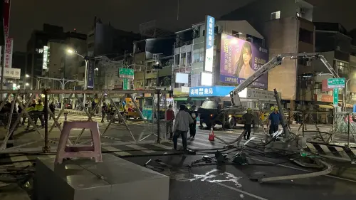 ▲昨天晚間台南傳出路面塌陷，經相關單位搶救，翻覆的吊車吊臂已在切割後排除。（圖／翻攝畫面）