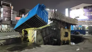 ▲因台南路面塌陷,導致救援的吊車也不慎翻覆。(圖/翻攝畫面) ▲因台南路面塌陷,導致救援的吊車也不慎翻覆。(圖/翻攝畫面)