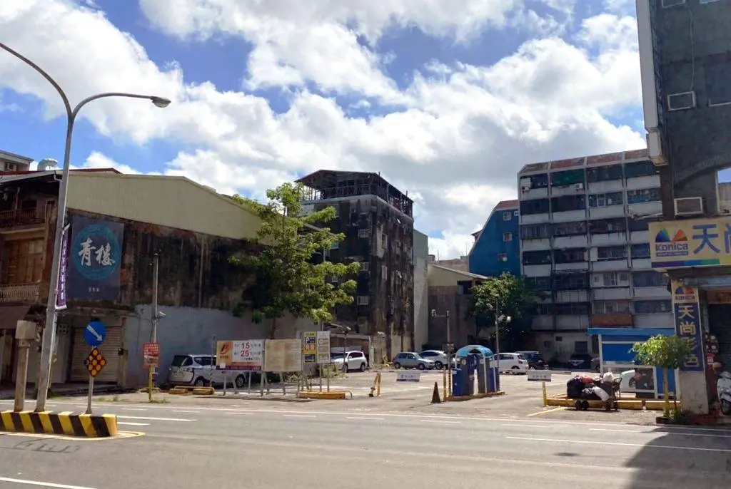 ▲台南西門路五妃街現巨大天坑，基地前身有部分是停車場，出包建商「皇龍開發」3年前買地價曝光。（圖／台灣房屋提供）