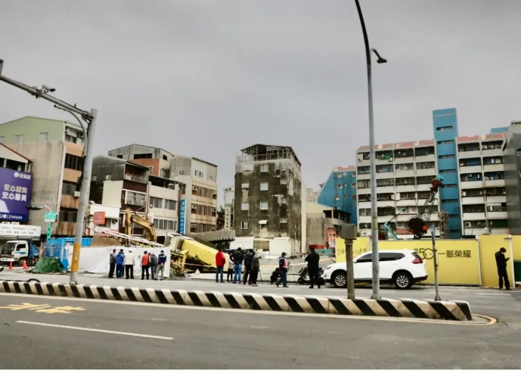 ▲南市西門路、五妃街口一處新建工地於昨（6）日傍晚5時許路面坍塌，今早恢復通車，黃偉哲提前返台坐鎮。（圖／台南市政府提供）