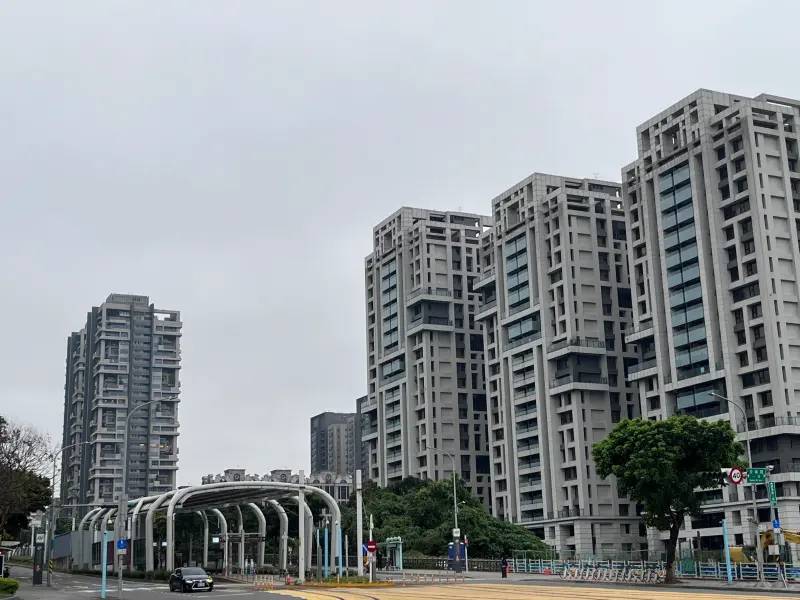 ▲重劃區新建案多、房價高、入住人口少，曾被戲稱為「鬼城」，房市專家何世昌就分析，「林三淡新」各區目前發展狀況。圖為淡水淡海新市鎮。（圖／永慶房產集團提供）