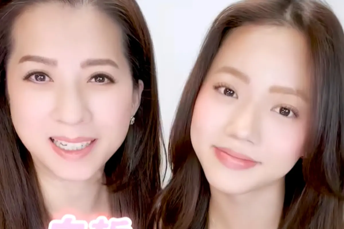 ▲郭靜純（左）罕見同框17歲愛女，女兒超高顏值的外貌引起網友關注。（圖／郭靜純臉書）