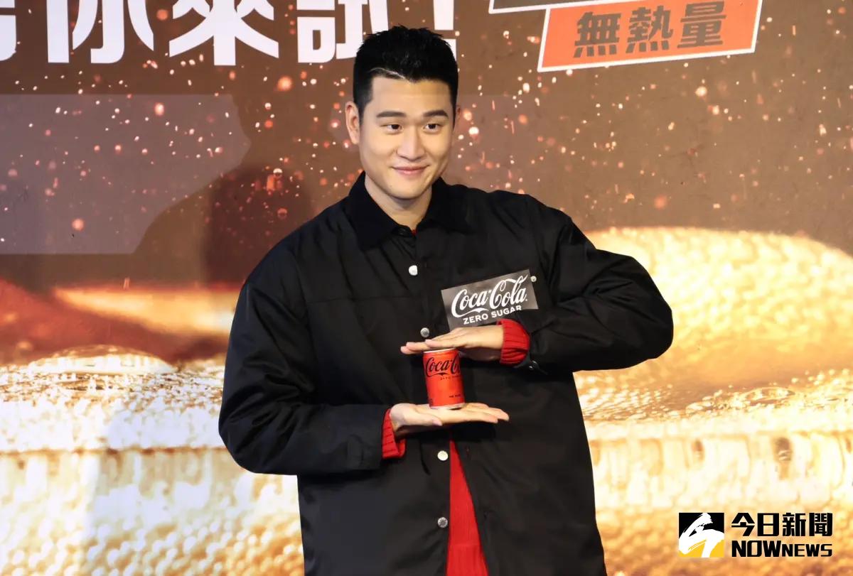 ▲周興哲與趙岱新宣布婚訊1年了，今天出席活動時，談到婚禮進度。（圖／記者朱永強攝）