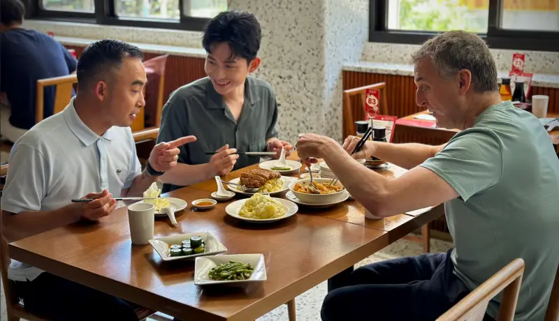 ▲博恩與好萊塢製作人Melvin Mar帶菲爾品嘗Taiwan must eat鼎泰豐。（圖／觀光署提供）