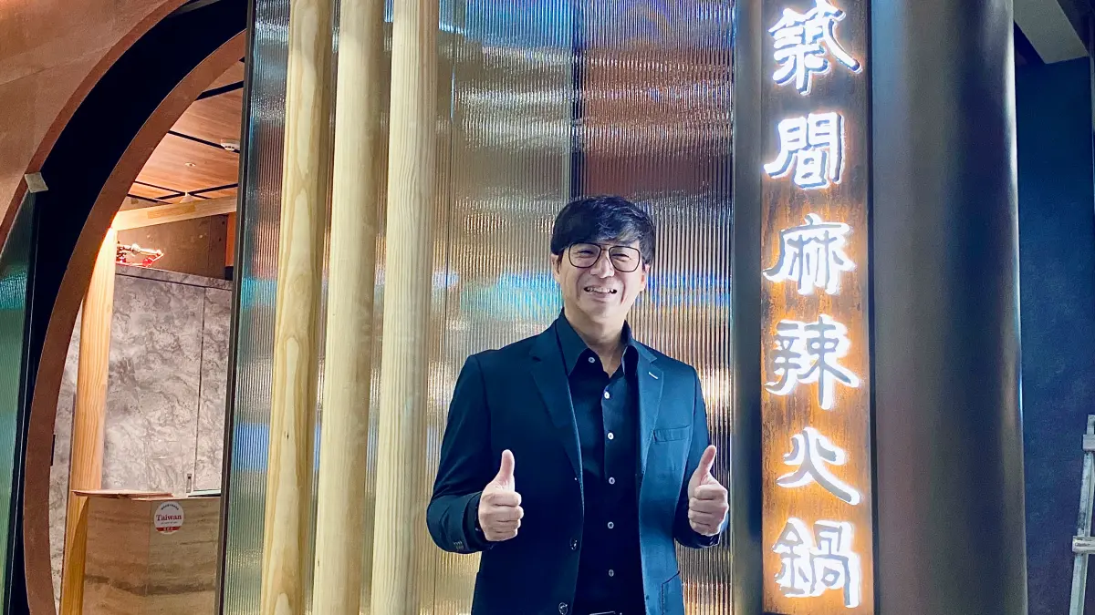 ▲各大餐飲業者搶攻西門町商圈，與刁民酸菜魚插旗同棟樓的築間，繼绘馬別邸燒肉後，明再開幕築間麻辣火鍋，董事長林楷傑親透露，已租下4樓整層樓要開港式飲茶，「酸菜魚一口氣再開30家」。（圖／記者蕭涵云攝）