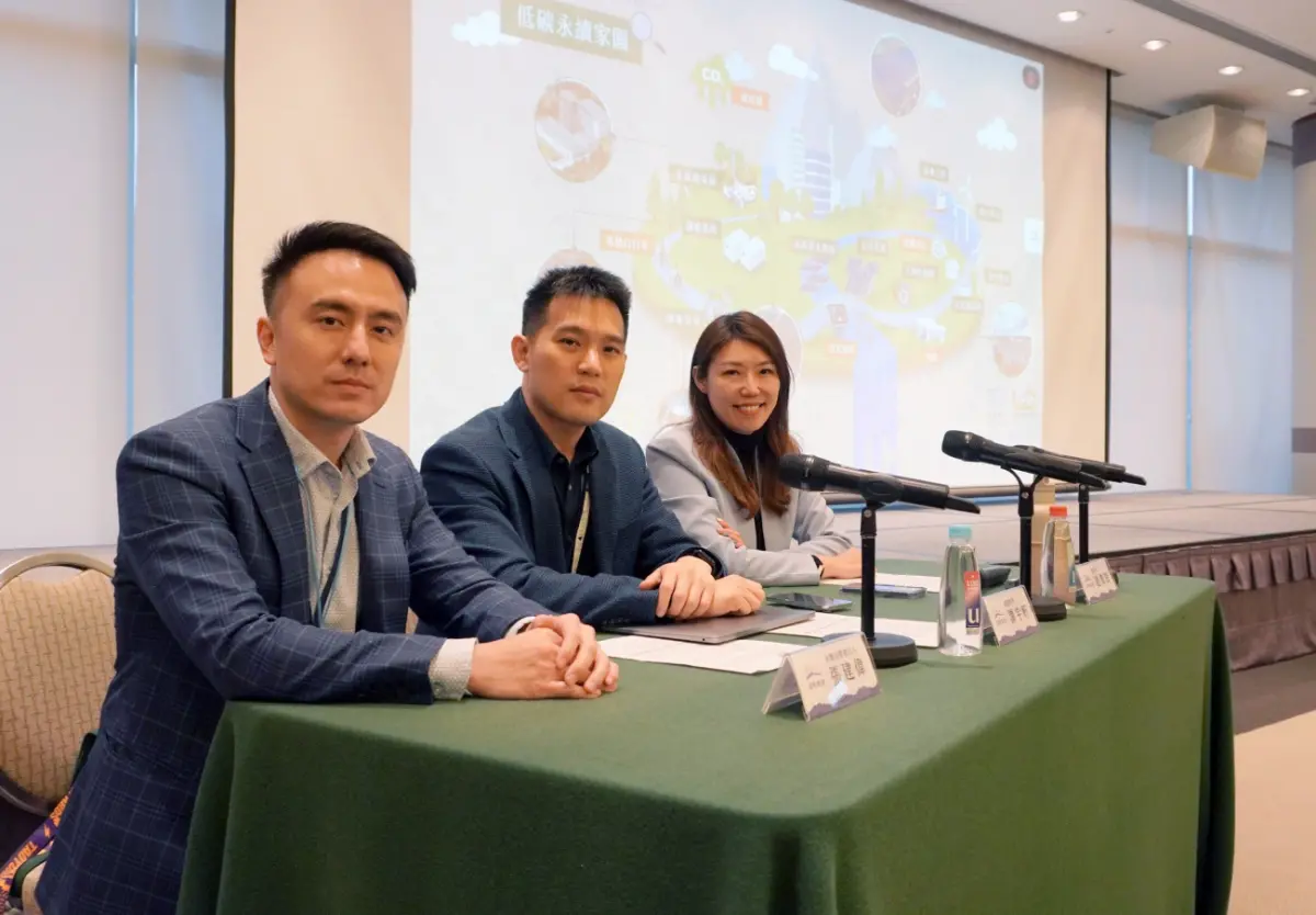 ▲雲豹能源今（7）日舉辦法人說明會，由總經理趙書閔（右）、副總經理譚宇軒（中）、永續長暨發言人張建偉（左）對外說明績效表現。（圖／雲豹提供）