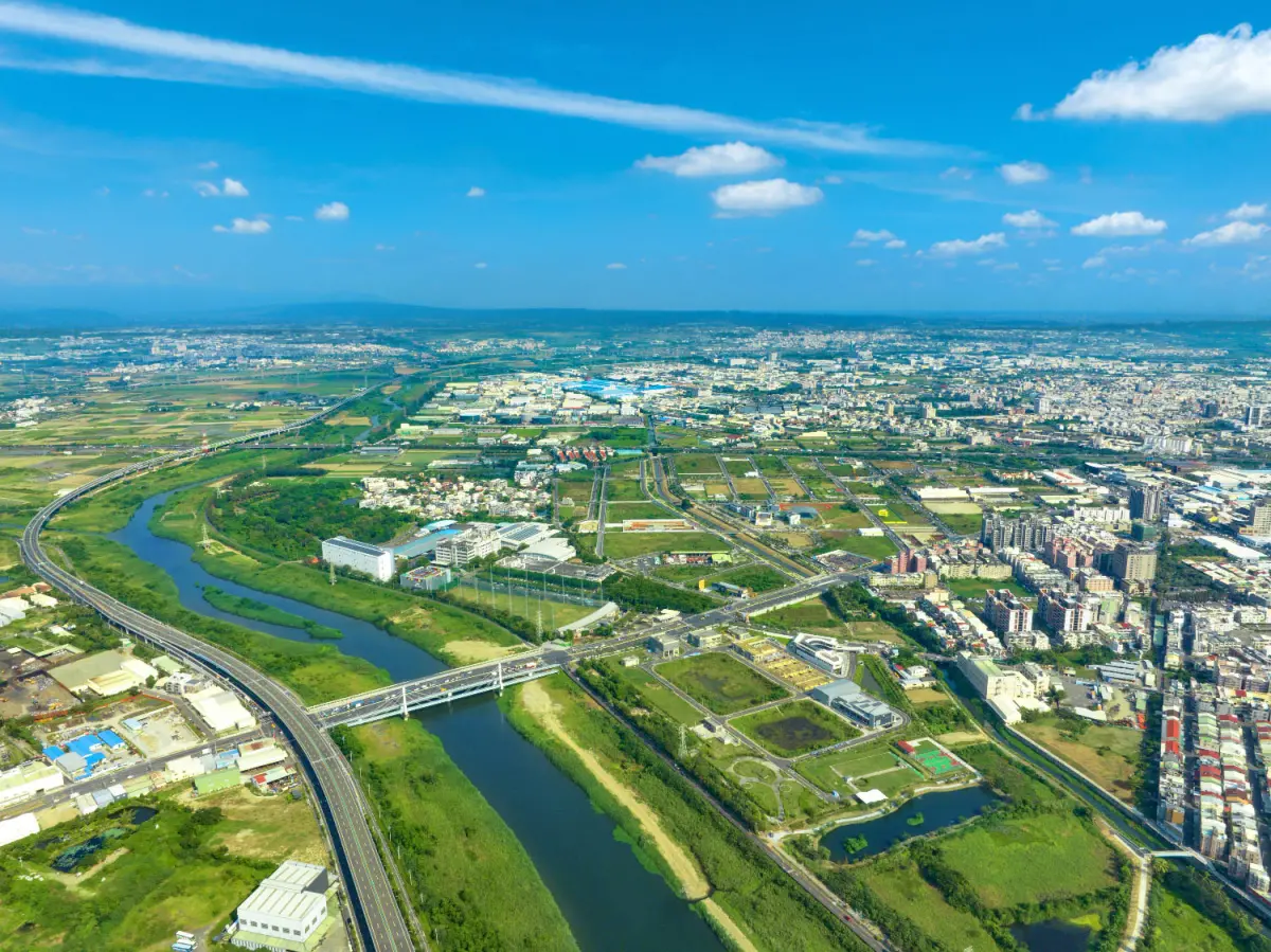 ▲鹽行國中重劃區的綠地與親水環境，成為台南人不容錯過的優越居住區塊。（圖／品牌提供）