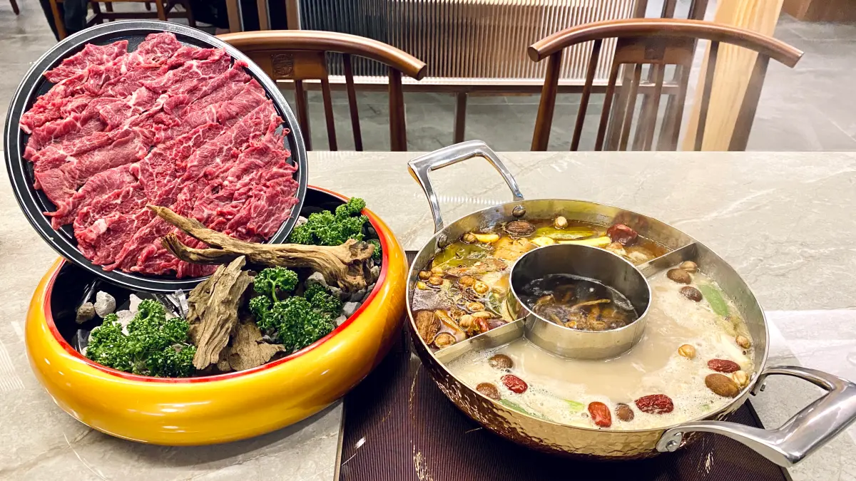 ▲築間麻辣火鍋明在西門町正式開幕「全面5折」優惠，搶攻夜貓族宵夜市場，天天吃到凌晨2:30！主打6種鍋底、百種食材，搭配鎮店八寶、私房鍋邊菜等菜單、價位一次全開箱。（圖／記者蕭涵云攝）