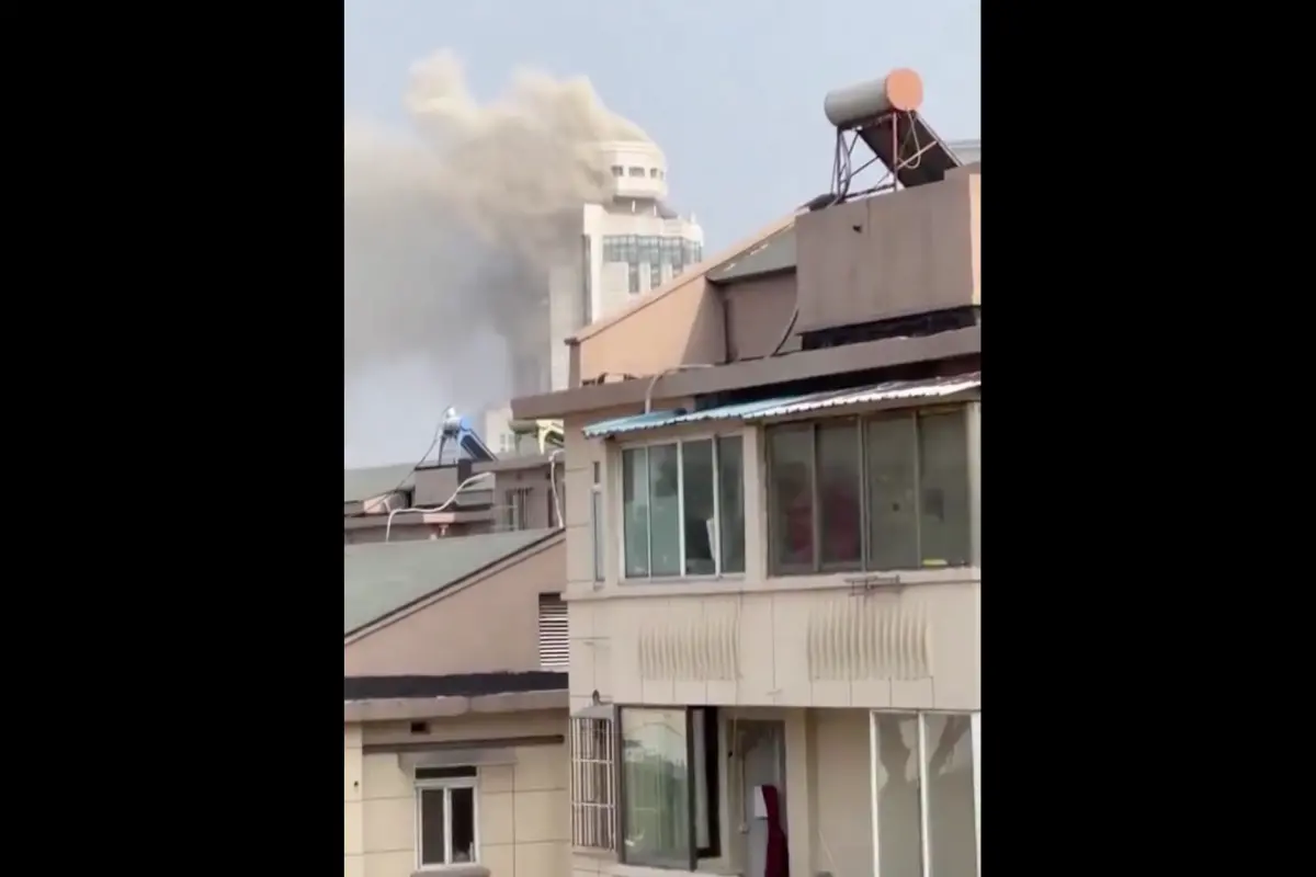 ▲中國江蘇省公安廳今（7）日下午疑似發生火災，公安廳大樓發出陣陣濃煙的影像在社群網路上流傳，但是江蘇省公安廳的官網與微博都沒有發布相關消息，也未看到中國媒體報導，引發「壓新聞」的質疑。（圖／翻攝自微博）