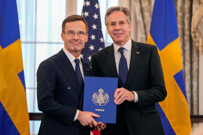 ▲瑞典總理克里斯特森（左），正式將加入北約的最終文件，遞交給代表美國政府的國務卿布林肯（右）。（圖／美聯社／達志影像）