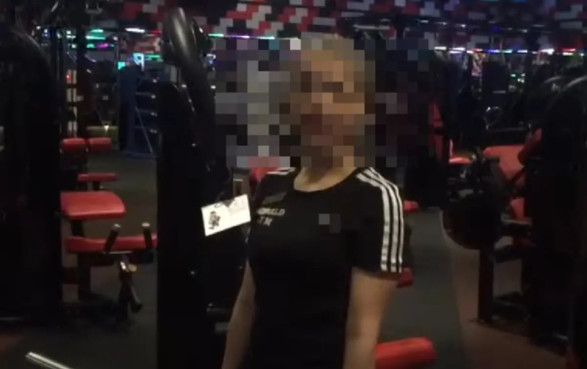 ▲於台北市政府社會局任職的劉姓女科員，涉與周姓男友販賣大麻，還選在北市府的洽公區面交毒品，被檢警拘提偵辦。（圖／翻攝畫面）