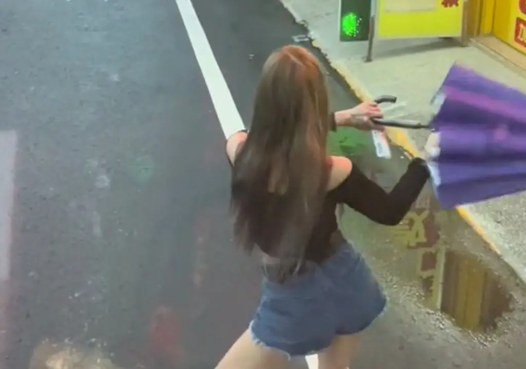 ▲苗栗一家檳榔攤的火辣西施開大招！買檳榔直接送熱舞，因長相甜美在社群爆紅。（圖/Tik Tok）