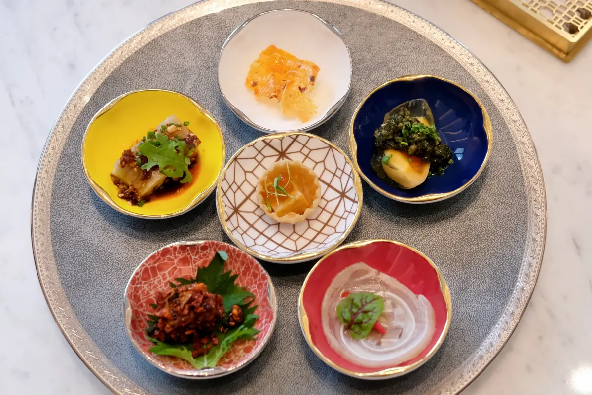 ▲嘉林餐旅集團推出中菜品牌《川雅》，攜手四川成都米其林一星餐廳《松雲澤》，開設全台首間精緻川菜餐廳，主打官府川菜，供餐將以套餐方式為主，餐價中午最低1980元+10%元起，品味套餐每位2,680+10%起，今（8）日於微風南山46樓開幕。（圖／記者葉盛耀攝）