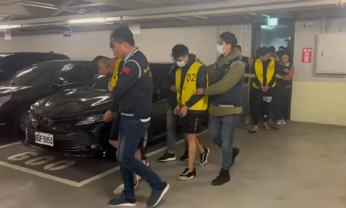 ▲本月7日清晨，新北市新店區發生一起砍人丟包案，警方獲報後隨即展開調查，逮捕涉案的主嫌32歲林姓男子共8人，全案訊後依法移送偵辦。（圖／翻攝畫面）