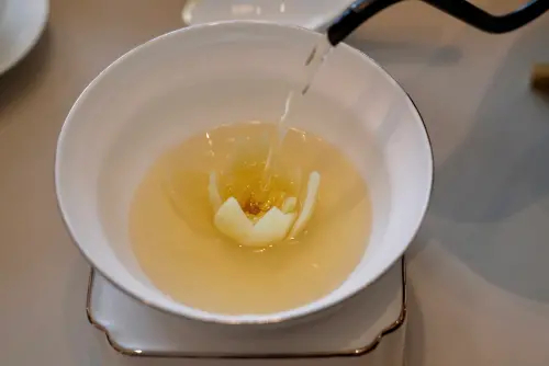 ▲川雅餐廳的「開水白菜」在上菜時，會以香醇的湯頭淋在外形如花的白菜上頭。（圖／記者葉盛耀攝）