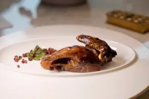 ▲「花椒乳鴿」是坊間川菜館子少見的料理，皮脆肉嫩。（圖／記者葉盛耀攝）