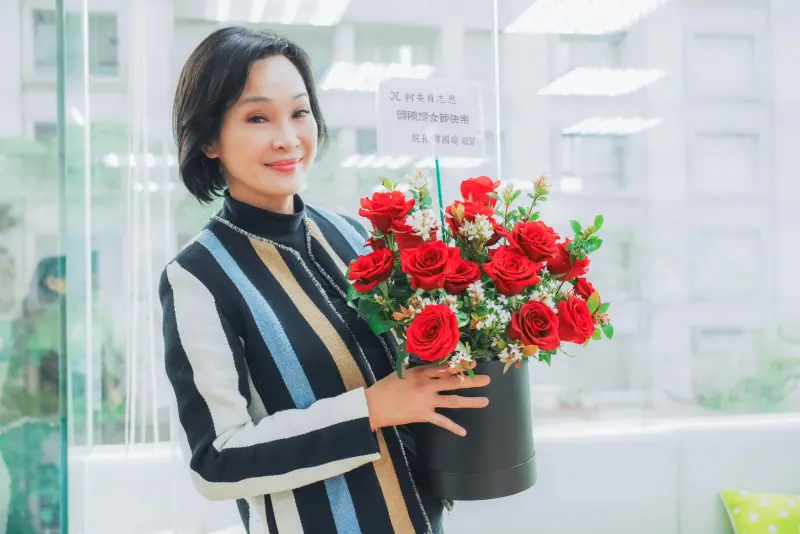 ▲ 柯志恩收到韓國瑜送的玫瑰花。（圖／翻攝柯志恩臉書）