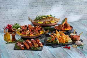 ▲50樓Cafe的地中海饗宴囊括多國特色料理，如西班牙烤豬肋排(左起)、西班牙臘腸海鮮飯等。（圖／50樓Cafe提供）