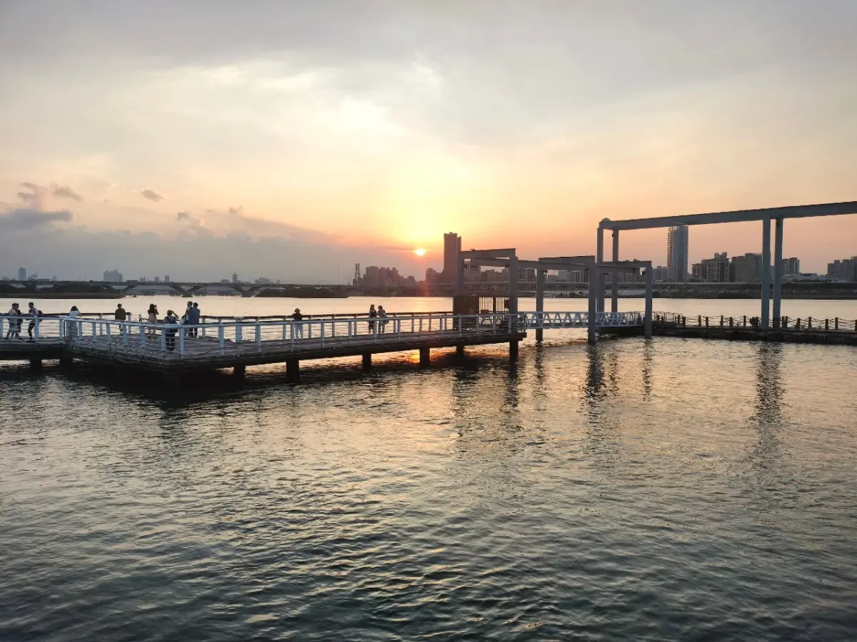 ▲大稻埕碼頭夕陽優美人潮眾多，是週末人潮聚集好去處。（圖／品牌提供）