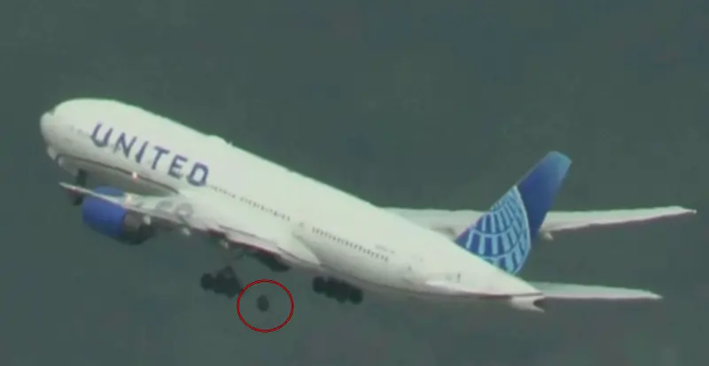 ▲ 美國聯合航空編號UA35班機在起飛時，其中一個輪胎突然脫落，還導致地面多輛汽車毀損。（圖／擷取自美聯社影片）