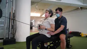 ▲高齡78歲的許阿嬤在專業健身教練鄭宇劭的指導下,一明顯改善漏尿、高血壓等健康問題,被視為青年翻轉健身房的model模式。(圖/記者陳建彰攝) ▲高齡78歲的許阿嬤在專業健身教練鄭宇劭的指導下,一明顯改善漏尿、高血壓等健康問題,被視為青年翻轉健身房的model模式。(圖/記者陳建彰攝)