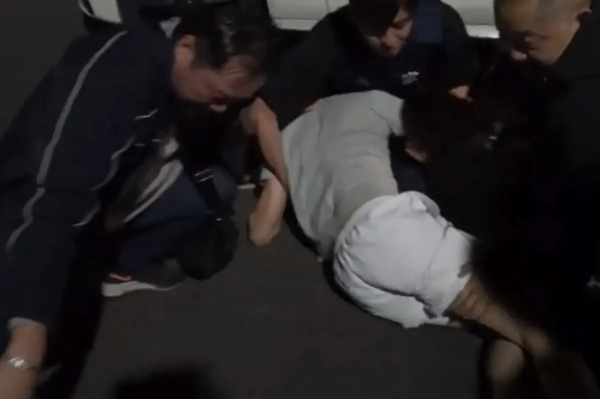 ▲高雄警方接獲情資，施姓、呂姓男子擁槍自重，從事暴力討債，隨即成立專案小組展開追查，逮捕呂男及施男，查扣5把長短槍、127發子彈等證物。（圖／翻攝畫面）