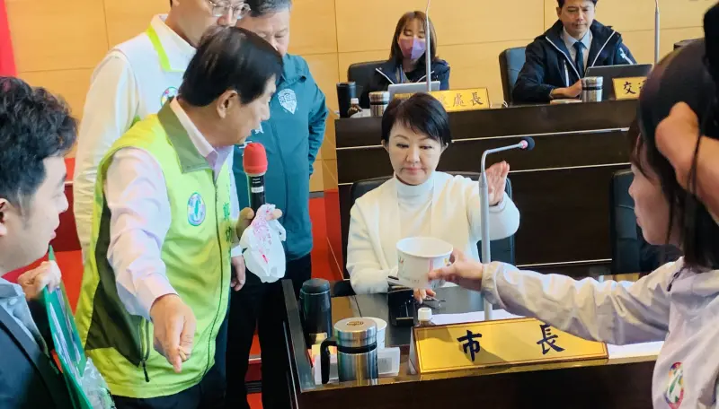 ▲民進黨市議員端上麻辣口味台糖肉片，盧秀燕抬手示意拒絕。（圖／記者顏幸如攝，2024.03.08）