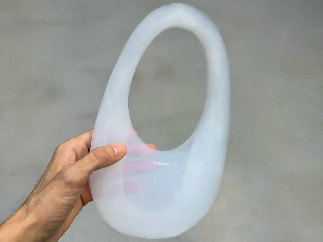 ▲Coperni在2024年秋冬系列秀中，首次亮相新款Air Swipe包，這款包由99%的空氣和1%的玻璃製成。（圖／Coperni Instagram）