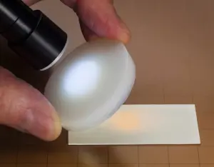 ▲氣凝膠可以承受高達1200攝氏度的極端熱量和4000倍其重量的壓力。（圖／NASA）