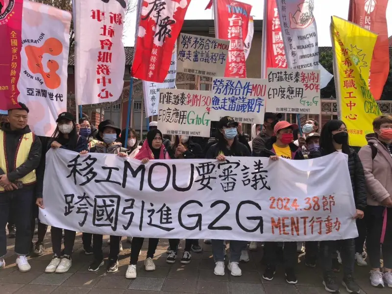 ▲多個移工團體、協會聯合在立法院前，要求「移工MOU要審議 跨國引進G to G 」。（圖／翻攝自TIWA台灣國際勞工協會FB）