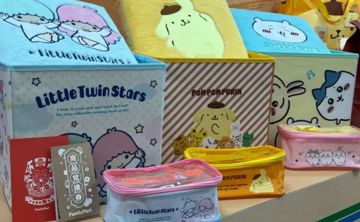 ▲全家聯名卡通福袋五折大出清！像是這款絨毛置物箱，原價499元，現在249元就能帶回家！（圖/記者鍾怡婷攝）