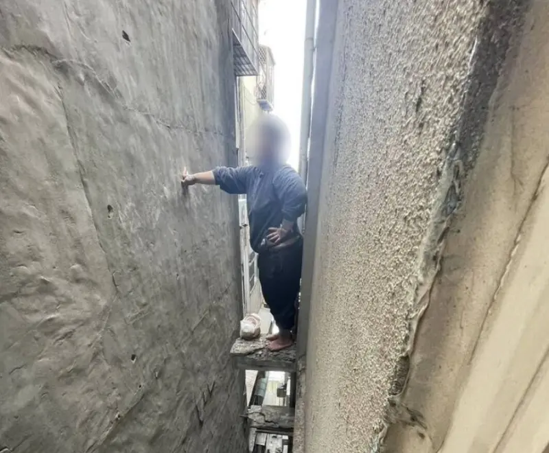 ▲32歲蔡姓毒販為躲避追捕，竟冒險爬到8樓外牆。（圖／翻攝畫面）