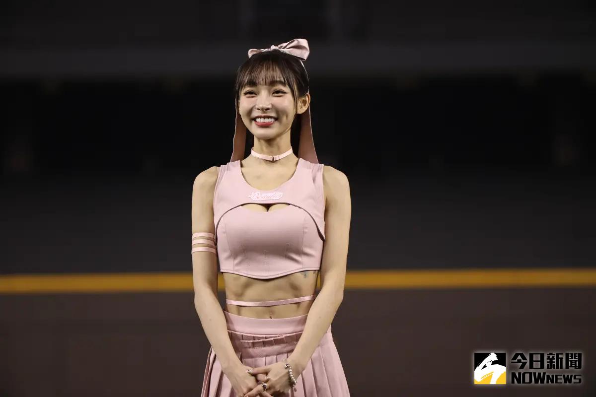 ▲林襄風光加盟小龍女，今傳她為了贖身支付了百萬，甚至傳出樂天球團為防引發出走潮開出「林襄條款」，對此知名律師簡大為表示：「必須看公司有沒有相應補償。」（圖／記者陳明中攝影）